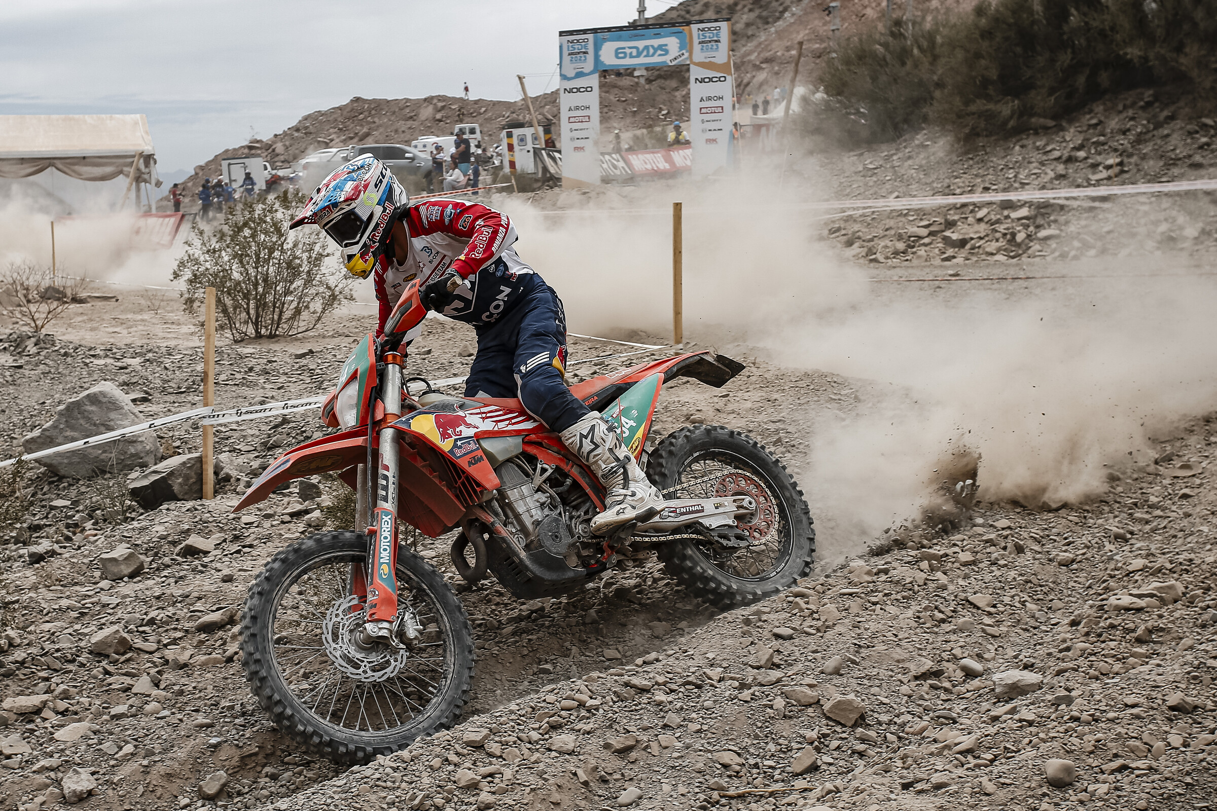Mateo Oliveira continue to push to hold a top five overall finish.