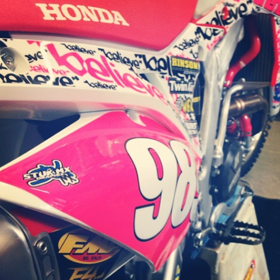 Thad DuVall is repping the pink backgrounds on Sunday in honor of Breast Cancer Awareness 