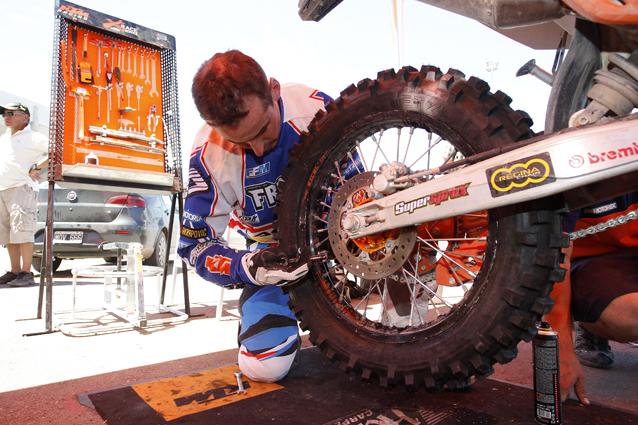 Renet set's his bike up before taking off on day 3