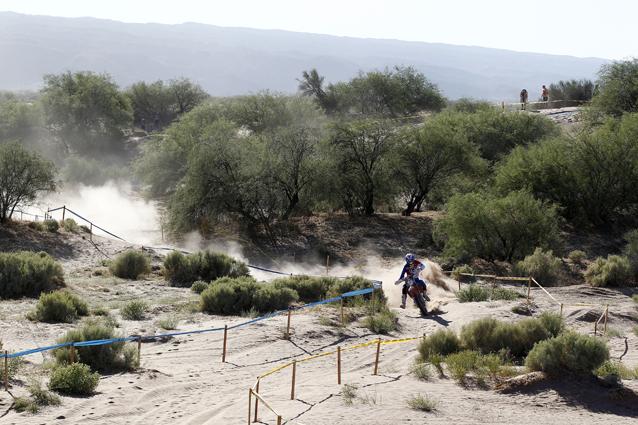 Taylor Robert makes his way through the sand on day 3 of 6