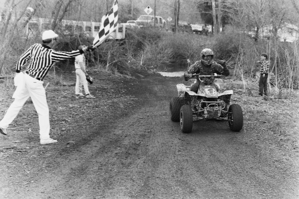 Chuck Dellulo rides to the win at the 1989 Fireball 100.
