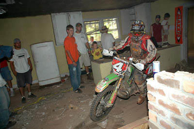 Steve Hatch navigates his way through The House at the 2005 Yadkin Valley Stomp GNCC