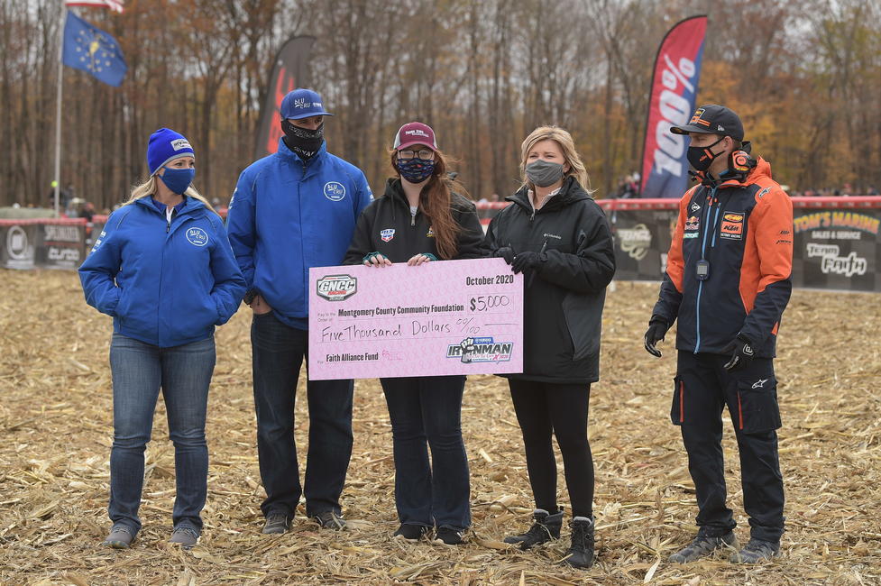蒙哥马利县社区基金会从GNCC赛车国家的努力中获得了5,000美元的奖励。 照片：肯·希尔
