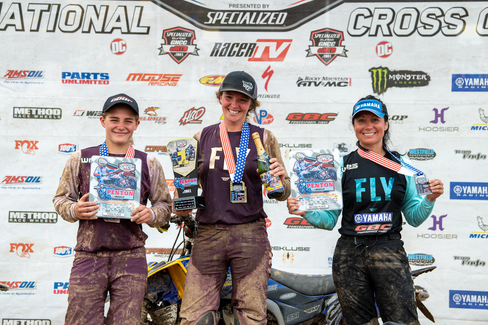Jessica Elioff (center) earned the WXC class win. Traci Pickens (right) and Hannah Hunter (left) rounded out the top three in Ohio.