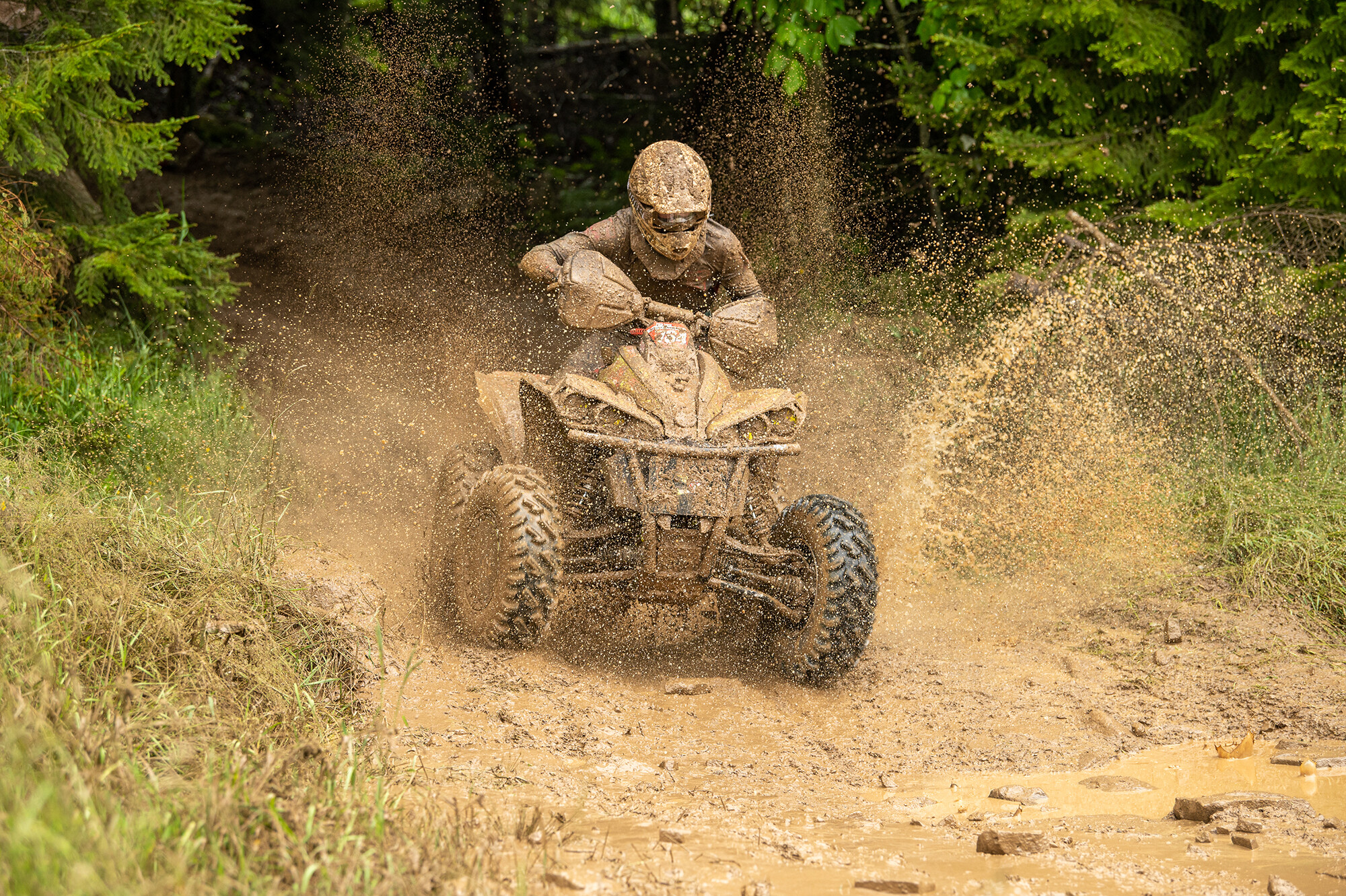 Brandon Frazier racing through the muddy conditions to earn his 4x4 Pro win.