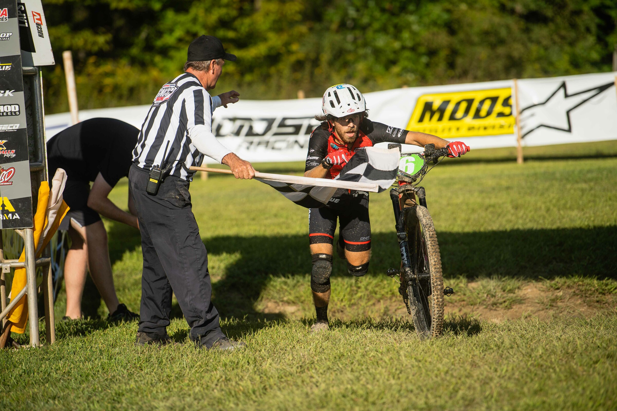 Talon Hawk would suffer a broken chain, but would continue to push until he reached the checkered flag during Friday's eMTB race.