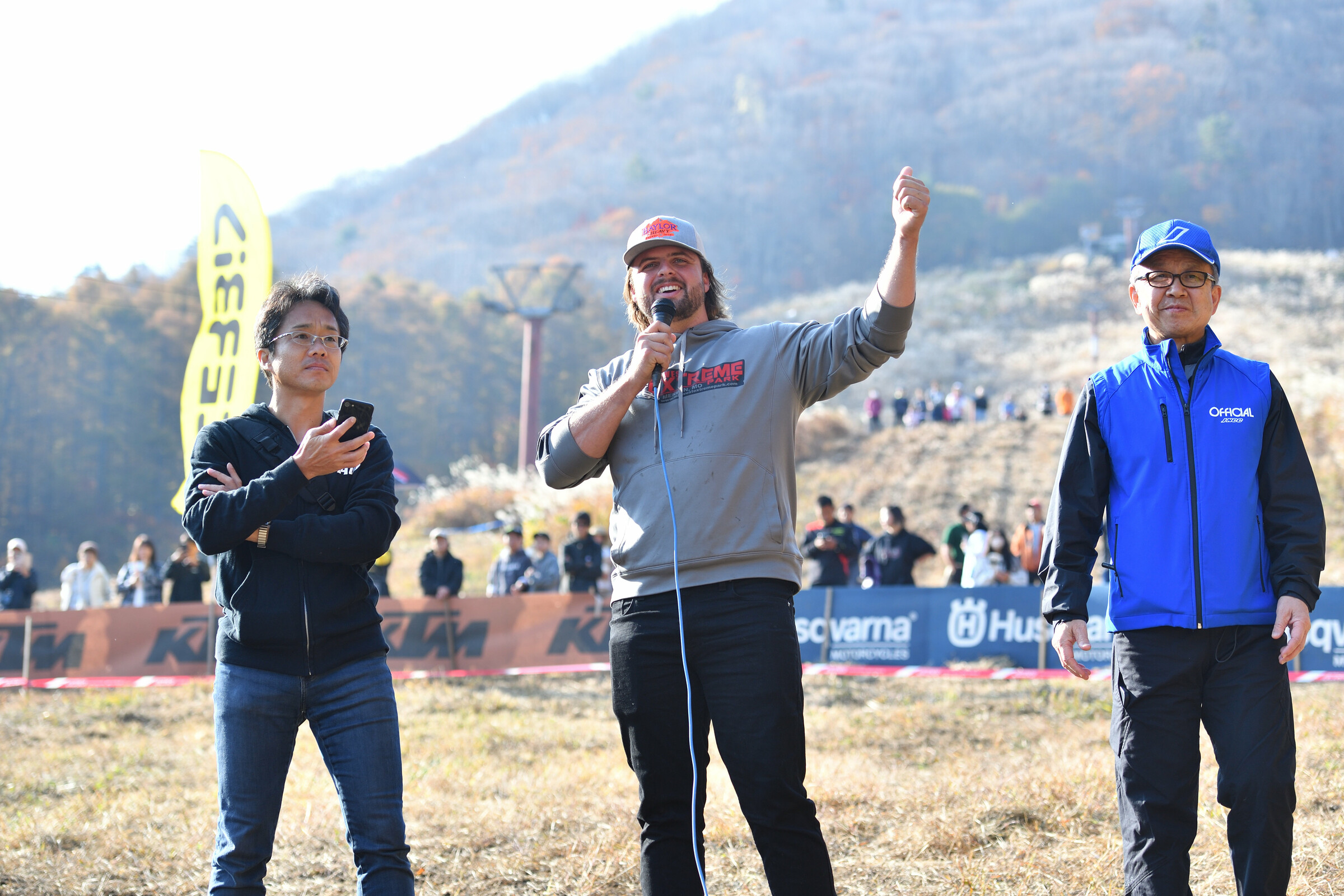 Baylor on the mic at the JNCC race alongside Yoshiteru Kawana (left) and JNCC President, Masami Hoshino (right).