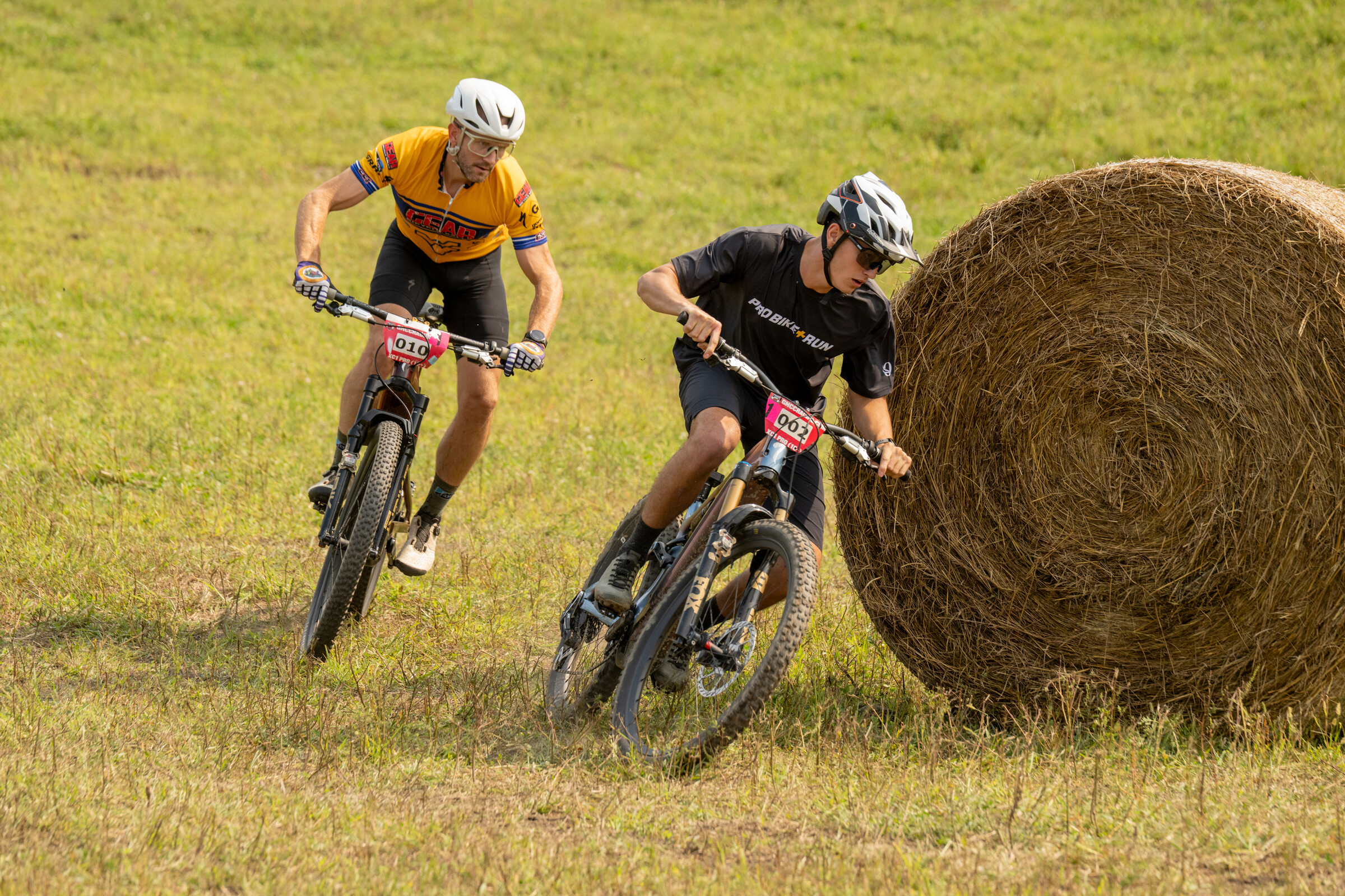 On Friday, Cody Pivirotto (#002) and Garrett Stout (#010) battled for the XC1 win, with Pivirotto earning that number one spot over Stout.