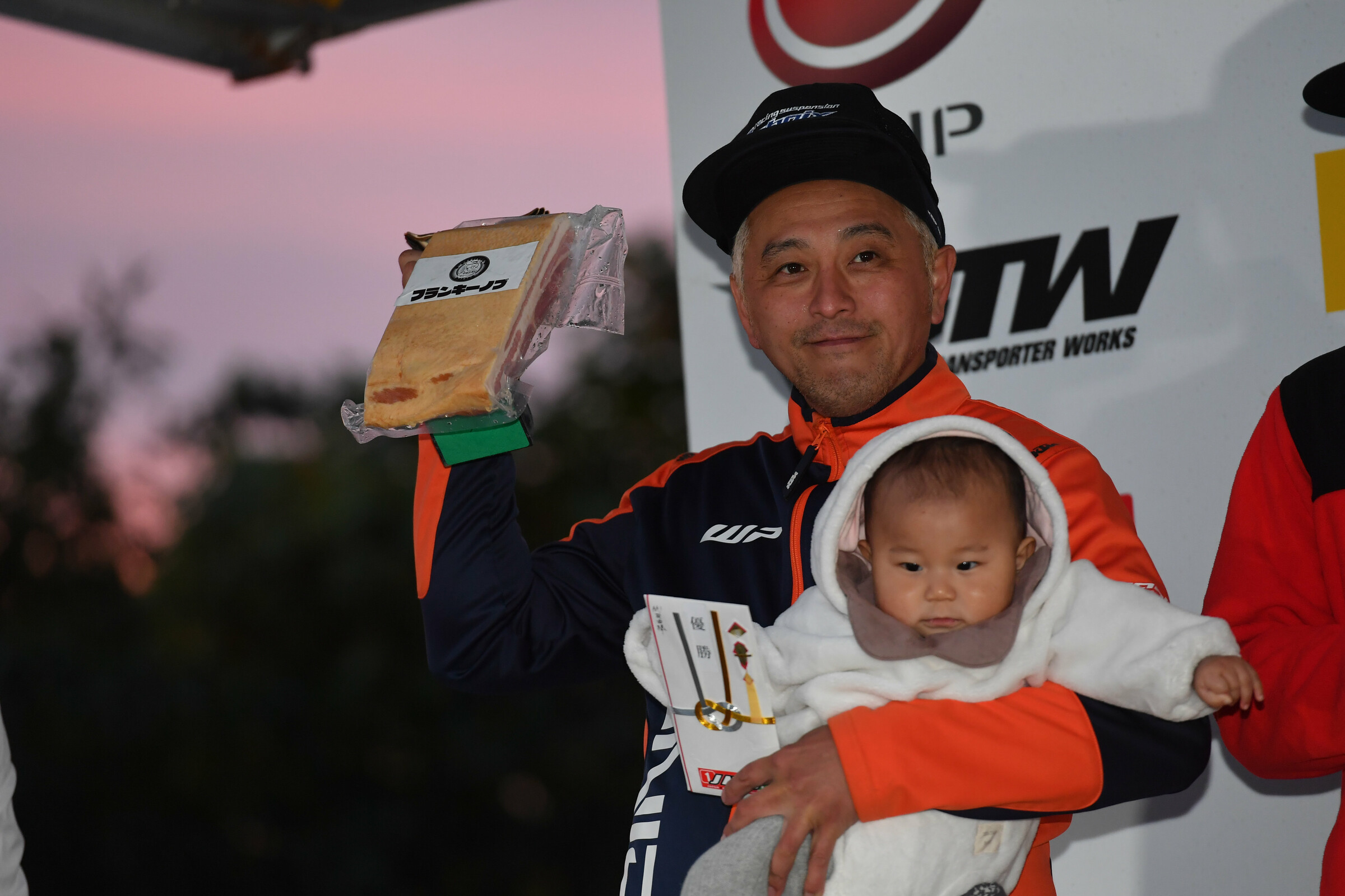 12x All Japan Motocross Champ, Akira Narita, took the overall win!