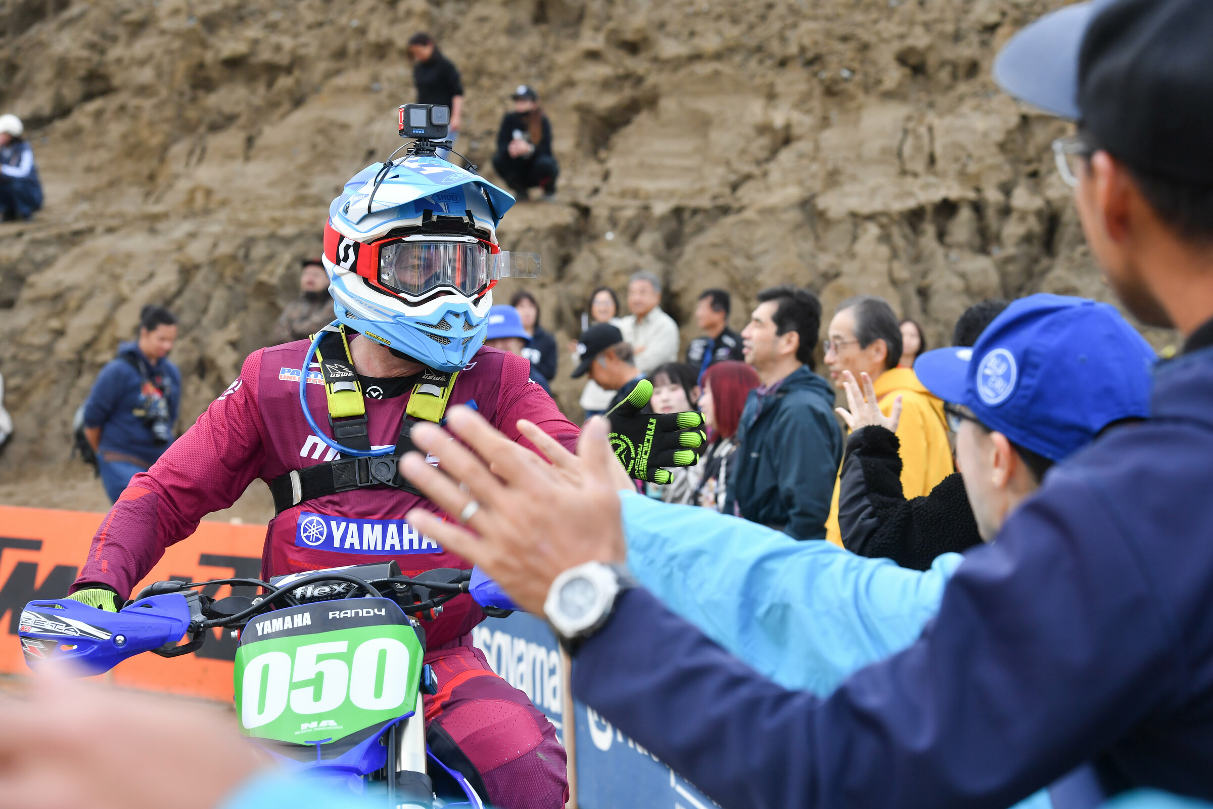 The Japanese racers and fans love Randy Hawkins!