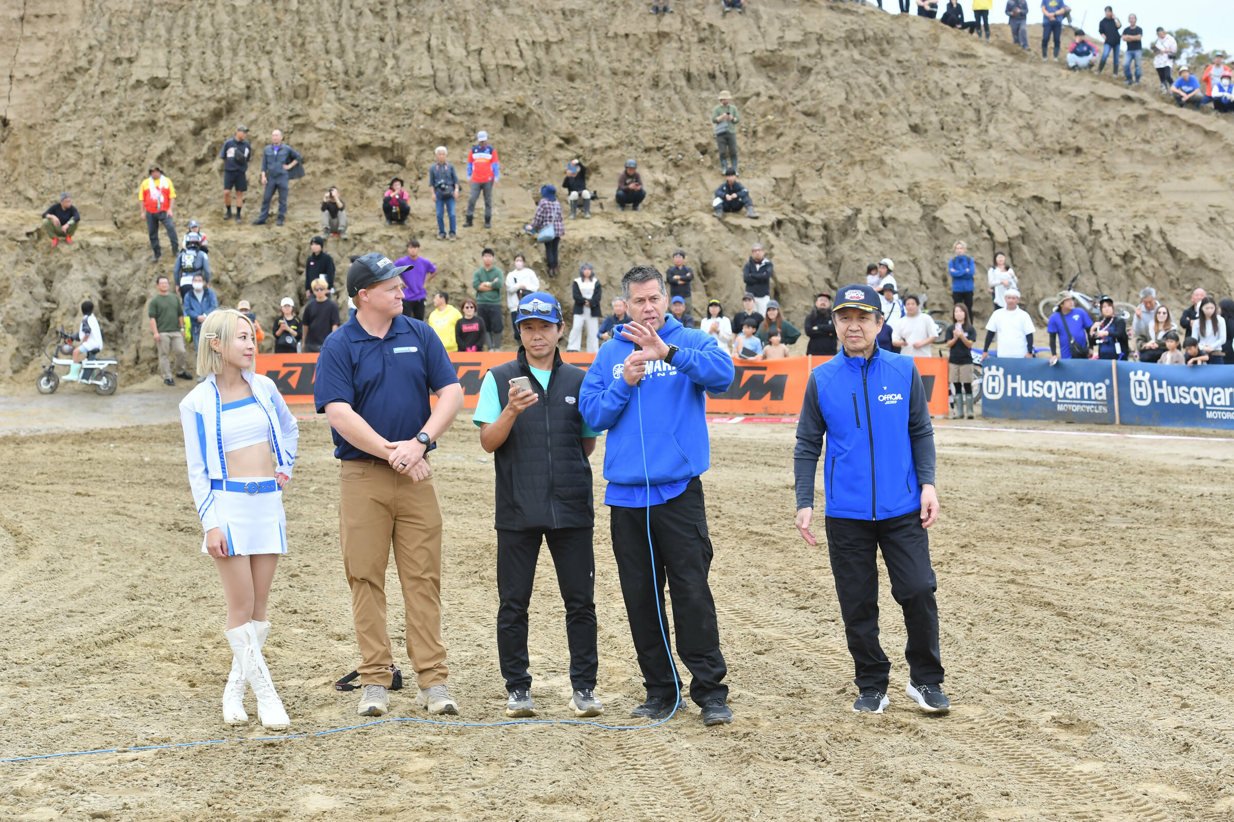 Randy Hawkins gives a thanks and some pointers prior to the PM race start.