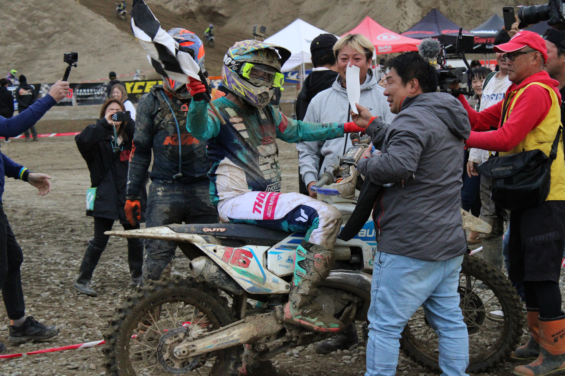 Akira Narita would take the overall win!