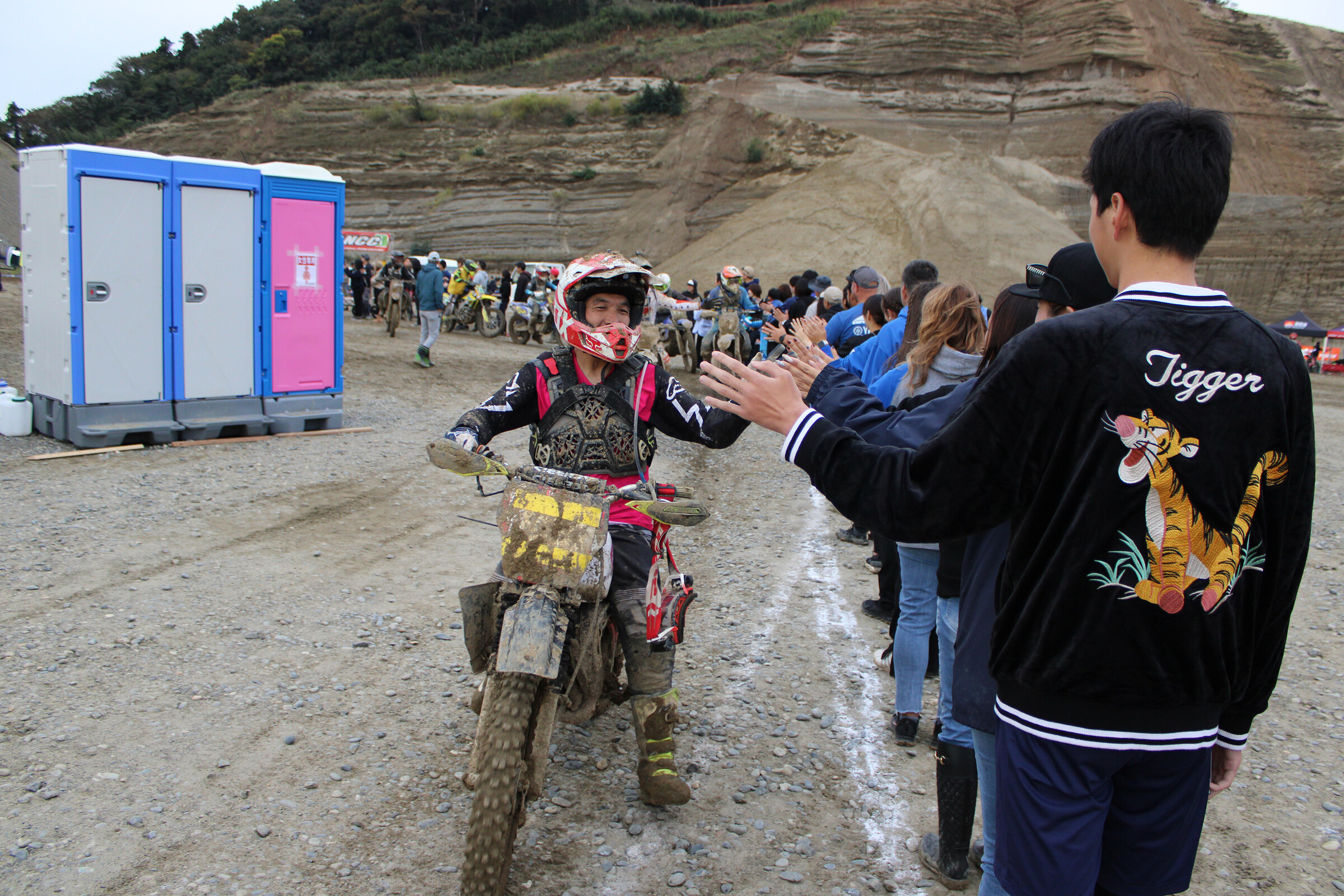 This guy finished the afternoon race on that DT!